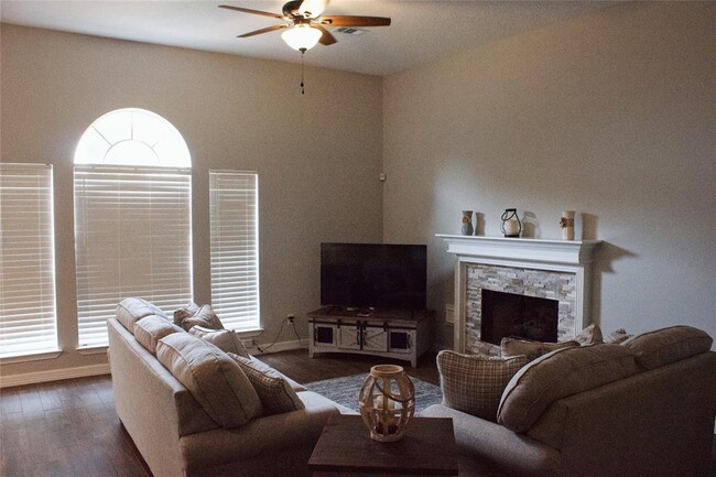 Building Photo - 10806 Sutter Ranch Cir
