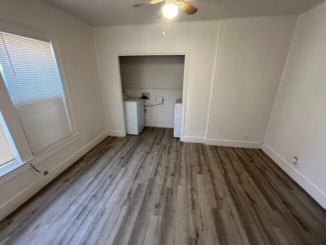 Foto del edificio - 2/1 with all major appliances two blocks f...