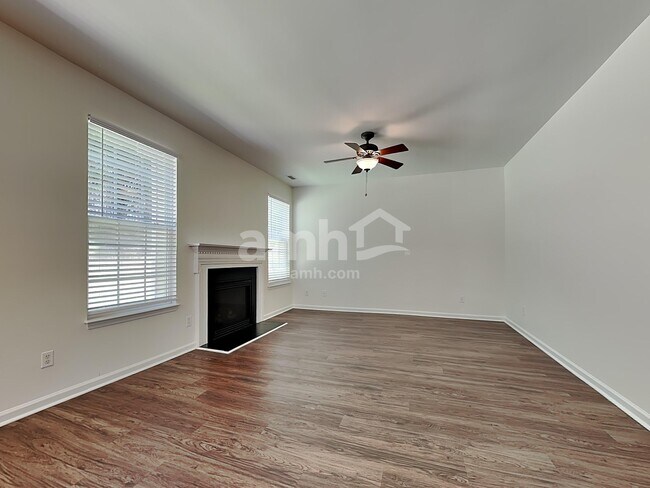 Foto del edificio - 5716 Running Fox Ln