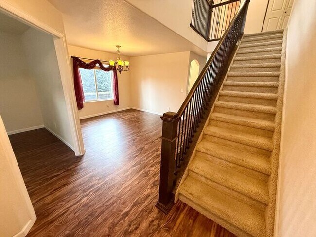 Foto del edificio - Stunning 4 bedroom/ 2.5 bath home with 2 car Attached Garage in Fort Collins, Colorado
