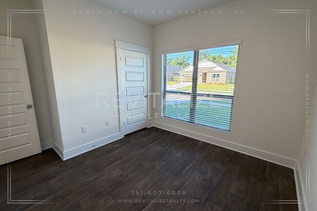 Foto del edificio - Lakeview Luxury Living in Hadley Village