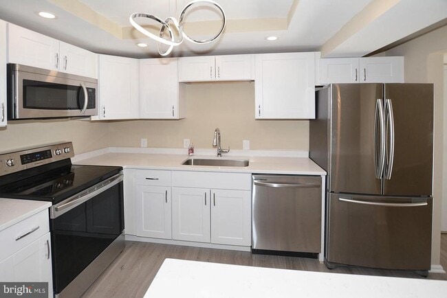 Building Photo - 7621 Provincial Dr