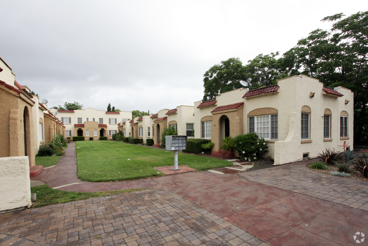 Foto principal - 527-549 E Holt Ave