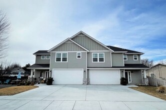 Building Photo - 5899 N Lakeshore Way