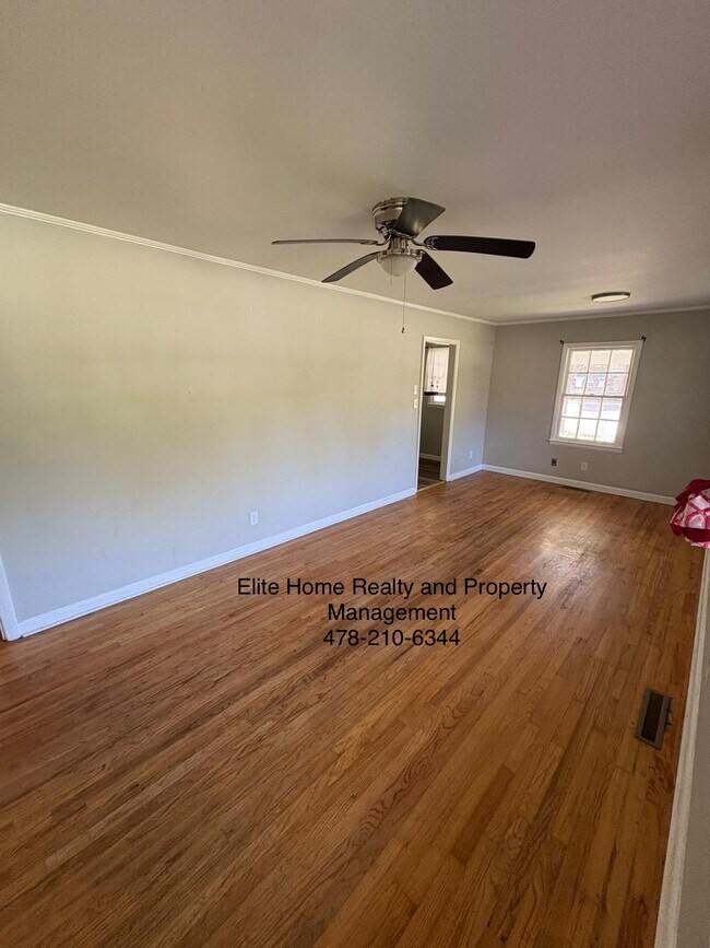 Building Photo - 4322 Fairfax Dr