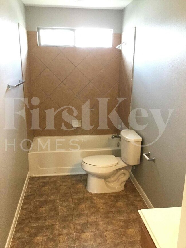 Foto del edificio - 1210 Larks Trace Ln