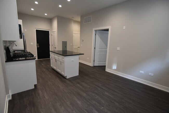 Building Photo - 1730 W Greenleaf Ave
