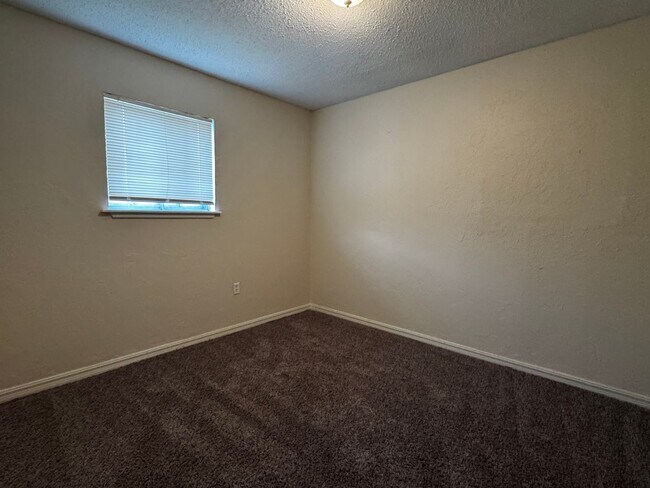 Building Photo - 1408 NW Ozmun- AVAILABLE NOW!