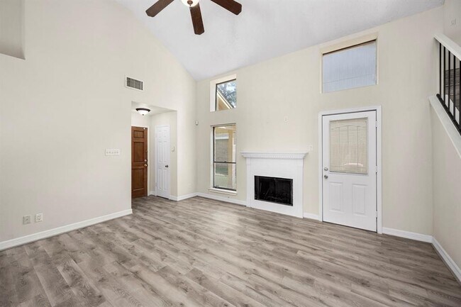 Foto del edificio - 15419 Scenic Haven Dr