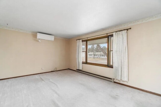Foto del edificio - 3419 Gerrard Ave