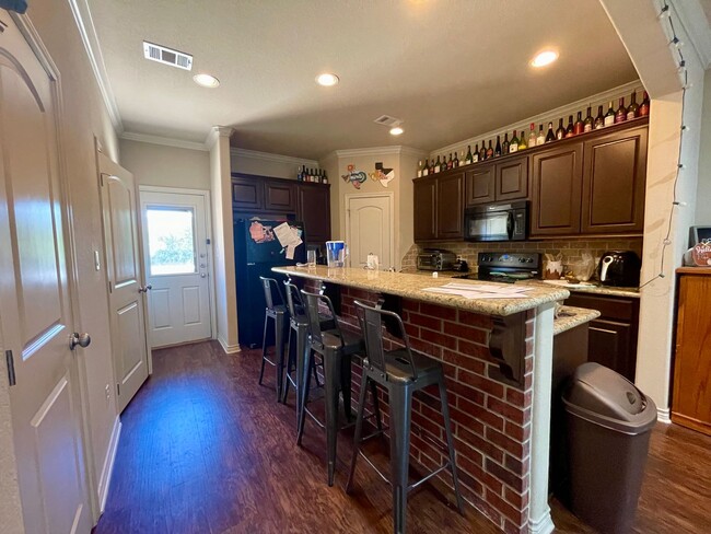 Building Photo - Spacious 2 Bed, 2.5 Bath Condo in Great Co...