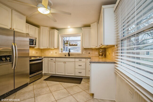 Building Photo - 144 S Greenwood Ave