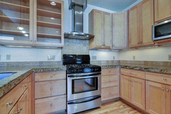 Building Photo - Charming Duplex in the Heart of Lake Oswego