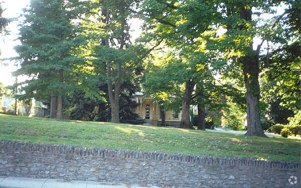 Primary Photo - 900 Main St