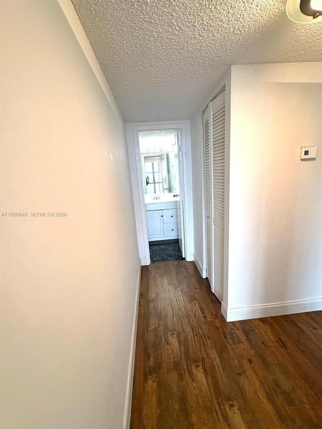 Foto del edificio - 1000 Parkview Dr