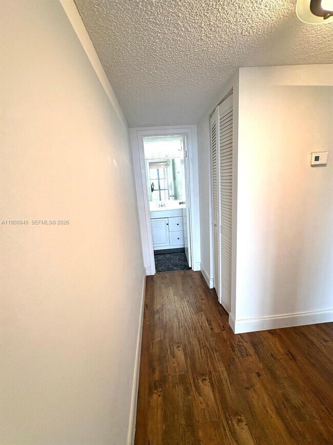 Building Photo - 1000 Parkview Dr