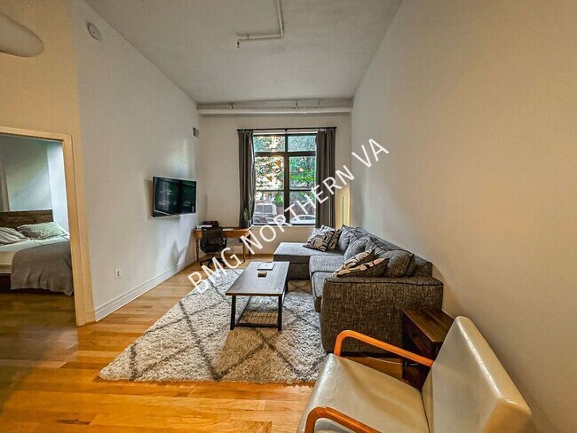 Foto del edificio - 2220 Fairfax Dr