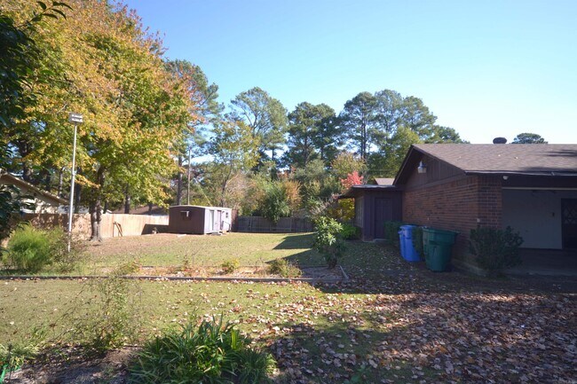 Building Photo - 1320 E University St