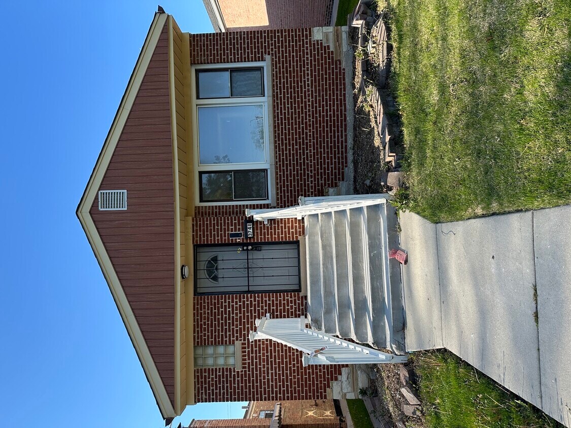 Foto principal - 3748 W 82nd St