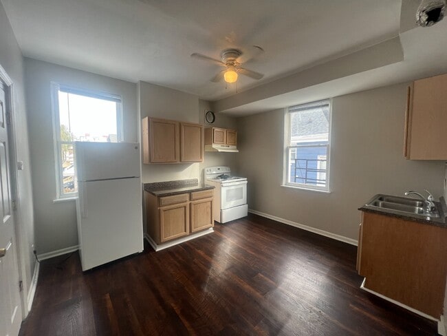 Foto del edificio - Updated 2-Bed - Hardwood Floors & Natural ...