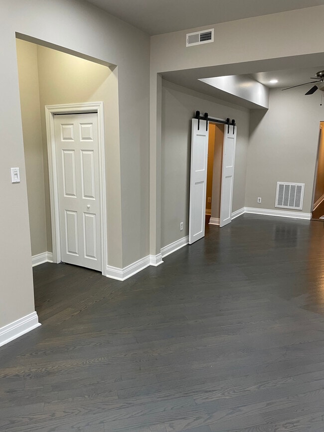 Building Photo - 2826 W Lyndale St