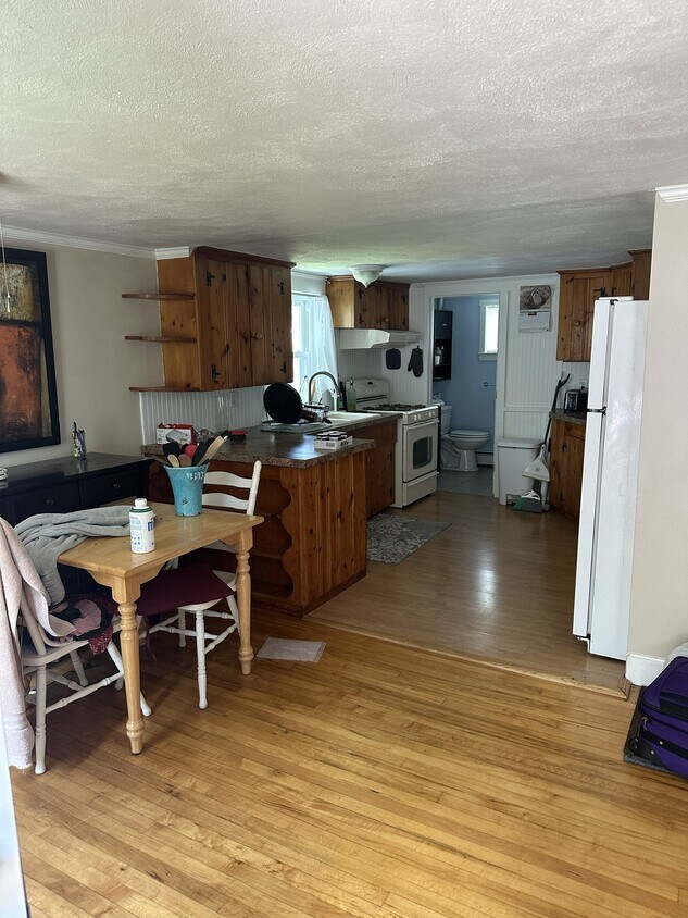 Cocina - 762 Salem St