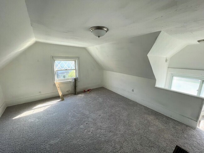 Building Photo - Spacious 4 Bed/1 Bath Home - Newly Updated...