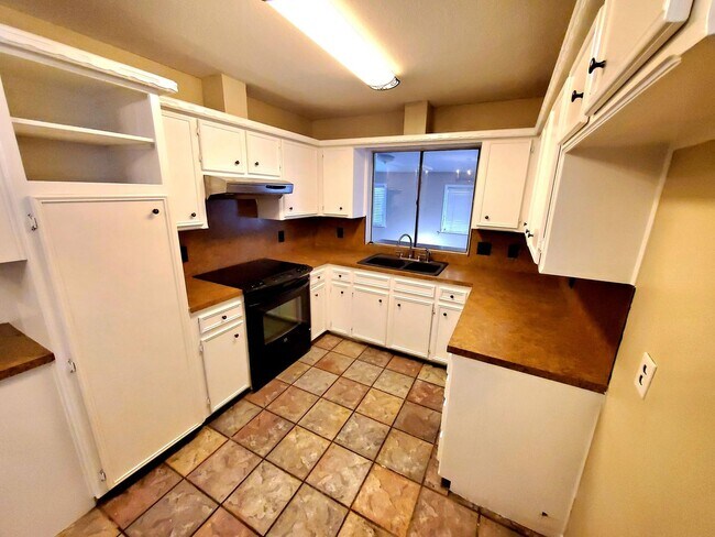 Foto del edificio - Spacious and Gorgeous 3/2 in Northwest Lub...
