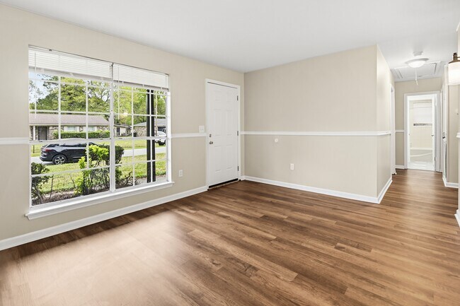 Foto del edificio - 4461 Jenwood St