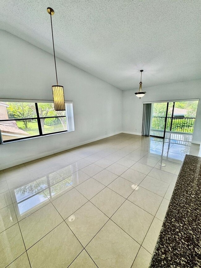 Building Photo - 9657 Riverside Dr
