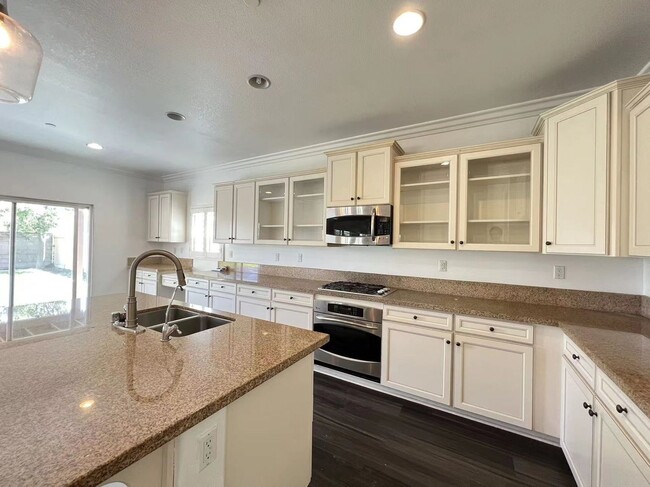 Building Photo - 4 Bedroom home for leasing in Eastvale
