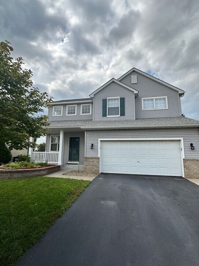 Building Photo - Spacious Single Family Home, Fireplace, 3....