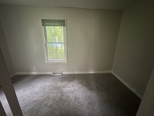 Foto del edificio - Spacious 4-Bedroom Home Inkster – Ready fo...