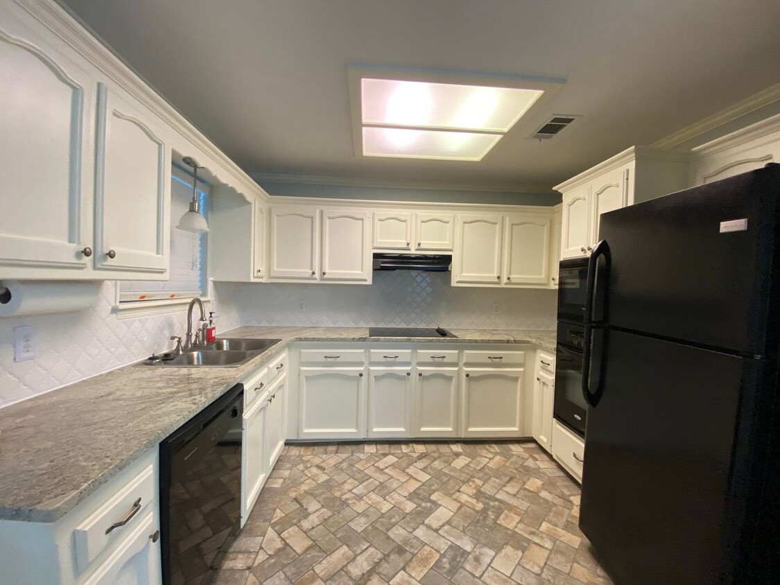 Foto principal - 3 Bedroom House located off Burbank near S...