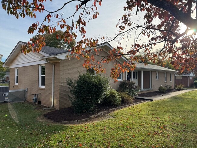 Building Photo - 516 Claremoor Ave