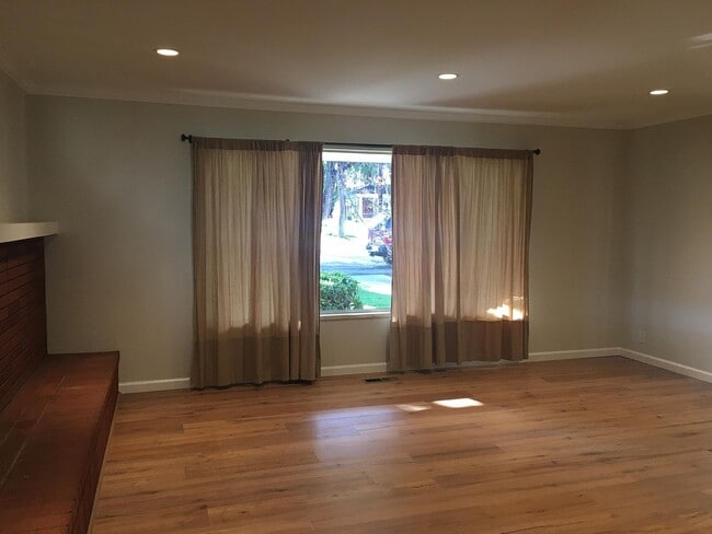 Building Photo - 1345 Ranchita Dr