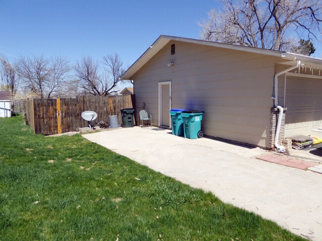Building Photo - 2138 Primrose Dr