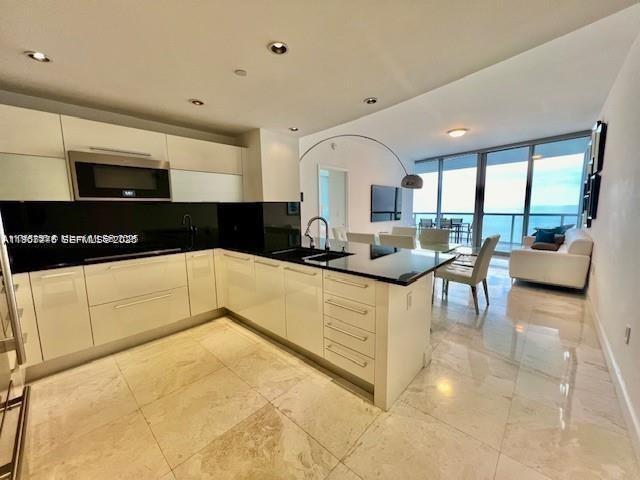 Building Photo - 17121 Collins Ave