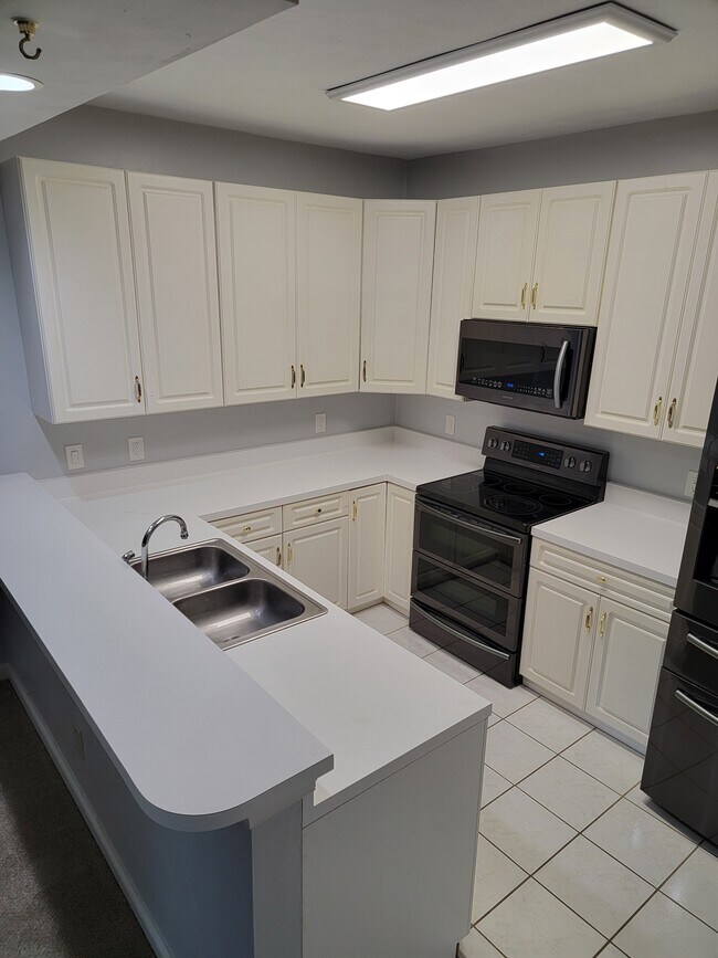 Foto del edificio - 2528 Hidden Shores Dr