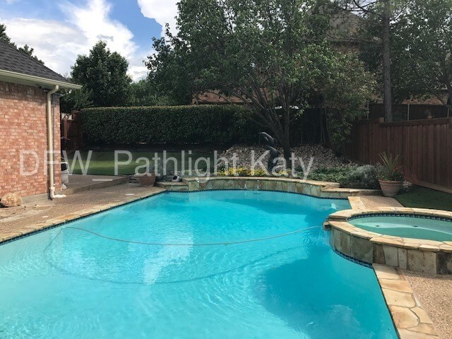 Foto del edificio - 3050 Lakeside Dr