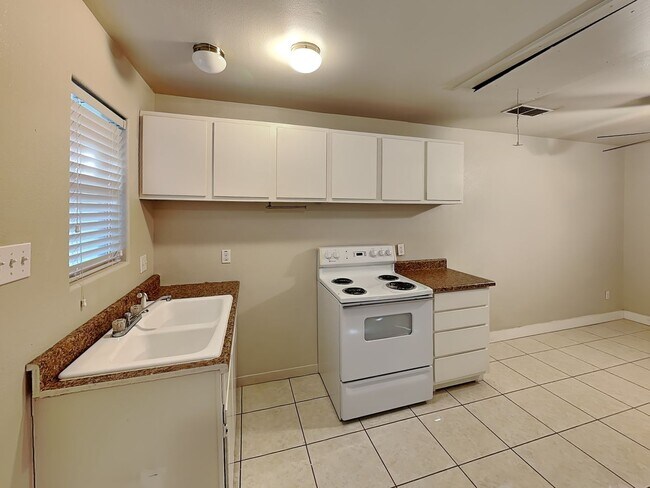 Foto del edificio - 3932 Locke Ave