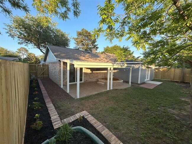 Building Photo - 946 Sierra Shadows Dr
