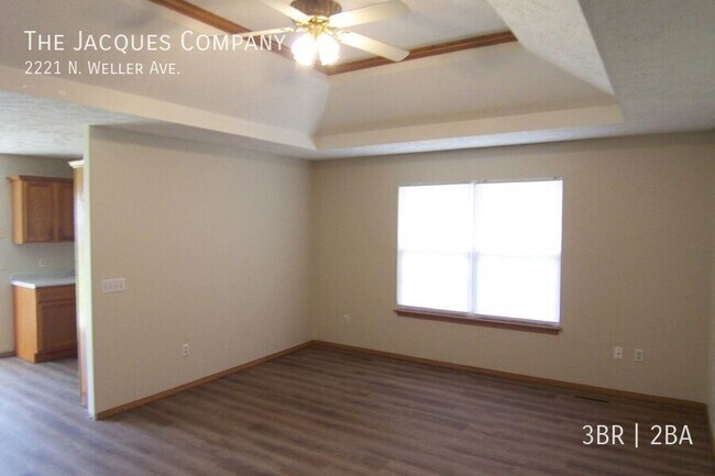 Foto del edificio - 2221 N Weller Ave