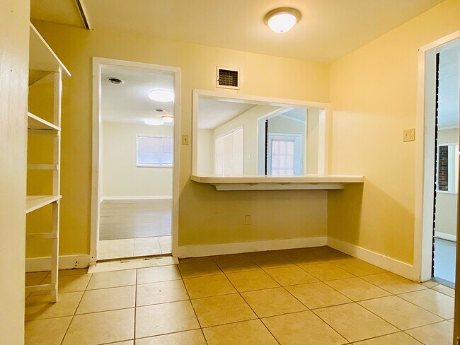 Building Photo - 1809 Nottingham Dr S