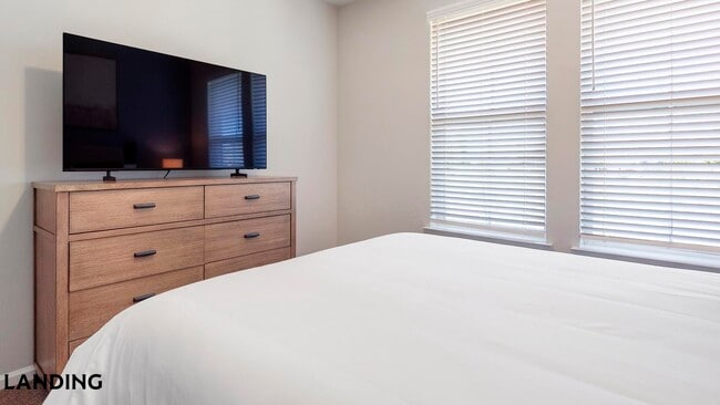 Foto del edificio - 5340 Periwinkle Hl Ave
