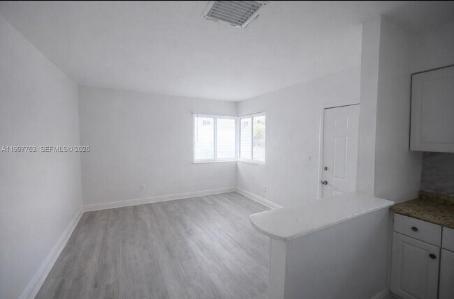 Foto del edificio - 1070 NE 80th St