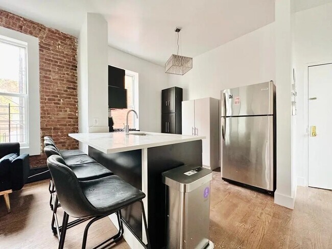 Foto del edificio - Furnished room/NOT APARTMENT