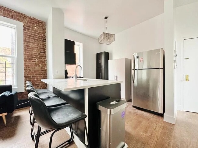 Building Photo - Furnished room/NOT APARTMENT