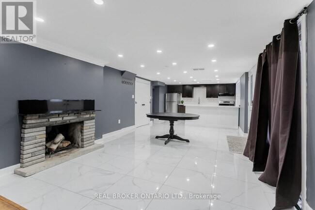 Photo du bâtiment - 120 Hadrian Dr