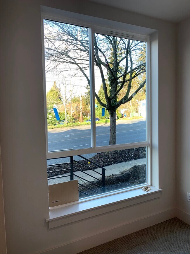 living room : big windows - 10162 Holman Rd NW